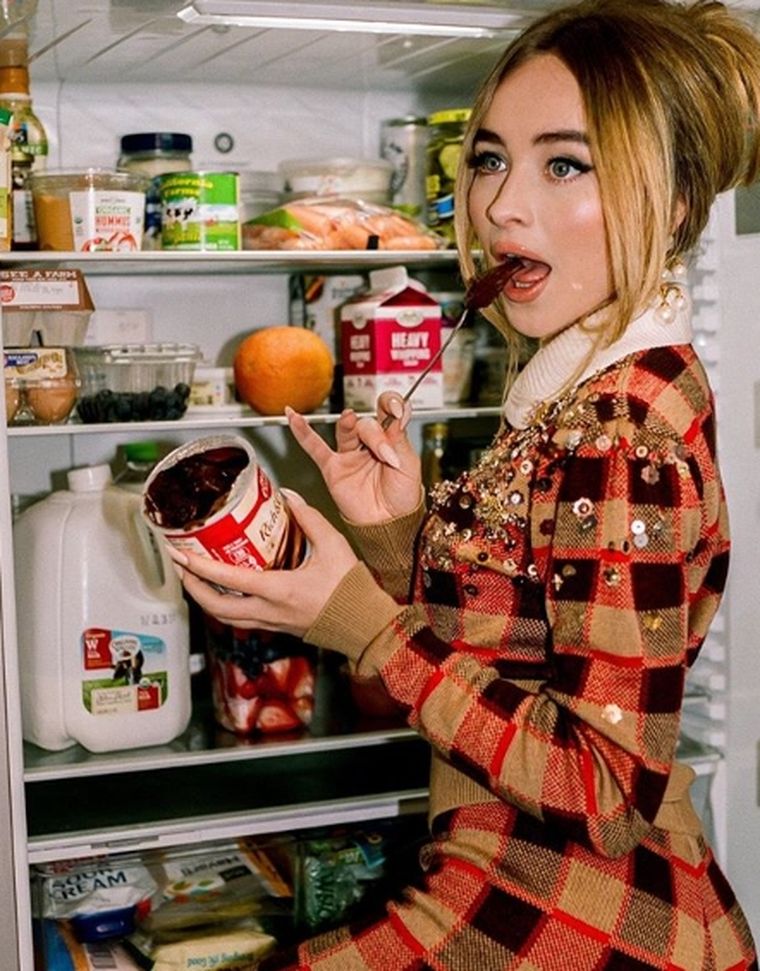 Sabrina Carpenter compartió las fotos que hizo para la revista Cosmopolitan.