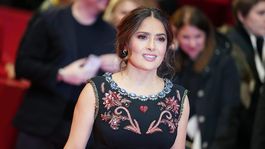 salma hayek festejo sus 17 millones de seguidores en instagram con vestido que resalta lo de adelante salma hayek festejo sus 17 millones de seguidores en instagram con vestido que resalta lo de adelante