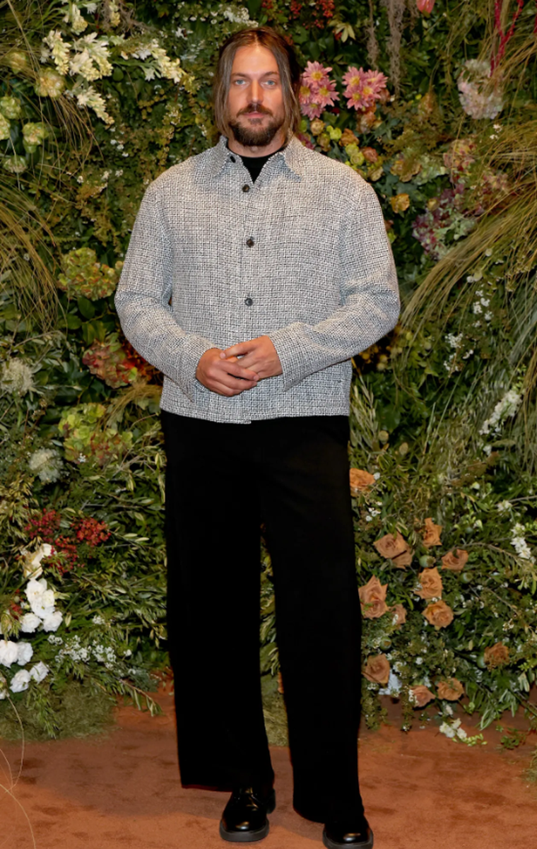 Lucas Bravo sorprendió con su transformación. Lucas Bravo sorprendió con su transformación.