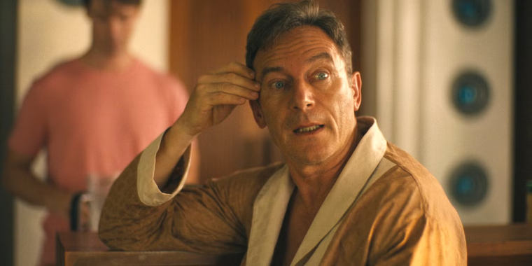 Jason Isaacs en la tercera temporada de The White Lotus.