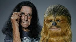 La viuda de Peter Mayhew frena la subasta de la memorabilia de Chewbacca