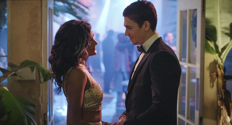 Simone Ashley y Hero Fiennes Tiffin