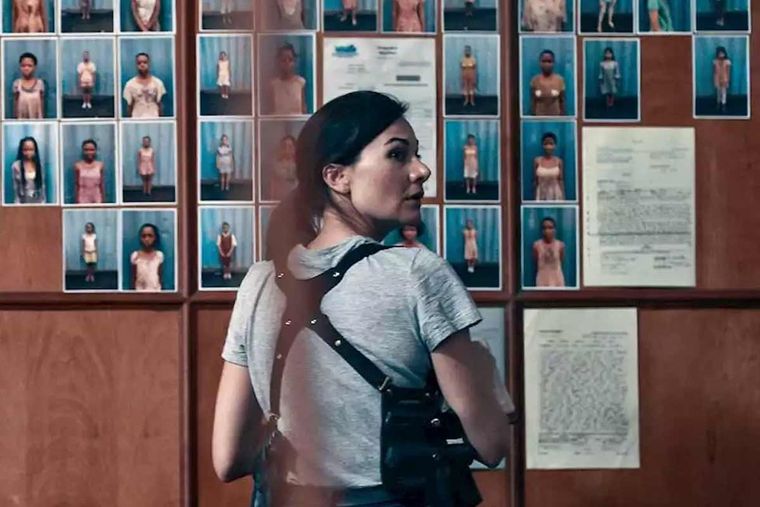 La investigadora frente a los escabrosos datos del caso