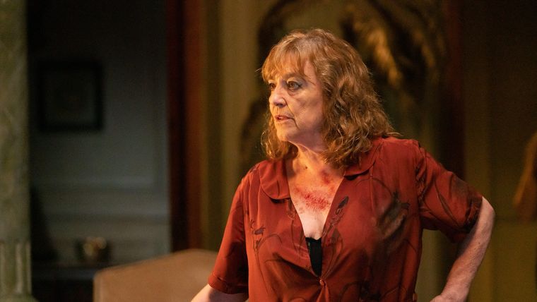 Mientras que para muchos resultó ser una sorpresa que JA Bayona no dirigiese la cinta, su apoyo a Martín Mauregui siendo productor y promotor de su película responde a una promesa que le hizo a Guillermo del Toro. Mientras que para muchos resultó ser una sorpresa que JA Bayona no dirigiese la cinta, su apoyo a Martín Mauregui siendo productor y promotor de su película responde a una promesa que le hizo a Guillermo del Toro.