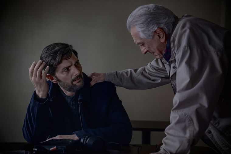Adam Scott y Robert De Niro en Susurran tu nombre.&nbsp;
