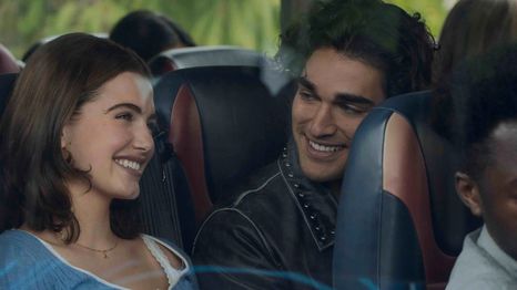 la showrunner de off campus confirma uno de los grandes cambios de la segunda temporada