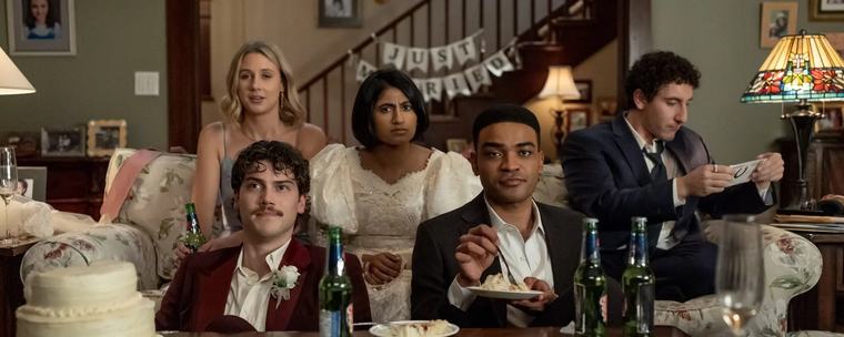 Adultos está protagonizada por Malik Elassal, Lucy Freyer, Jack Innanen, Amita Rao y Owen Thiele. Adultos está protagonizada por Malik Elassal, Lucy Freyer, Jack Innanen, Amita Rao y Owen Thiele.