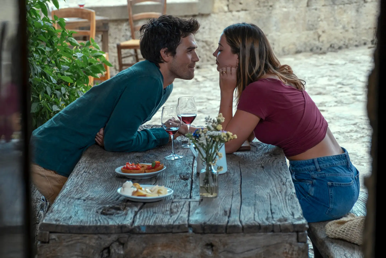 Madelyn Cline y KJ Apa protagonizan este romance. Madelyn Cline y KJ Apa protagonizan este romance.