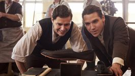 La miniserie que se adentra en la rivalidad de dos grandes firmas deportivas