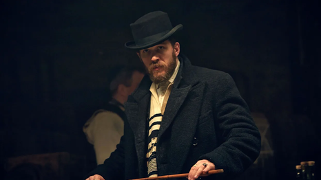 Tom Hardy como Alfie Solomons en Peaky Blinders. Tom Hardy como Alfie Solomons en Peaky Blinders.