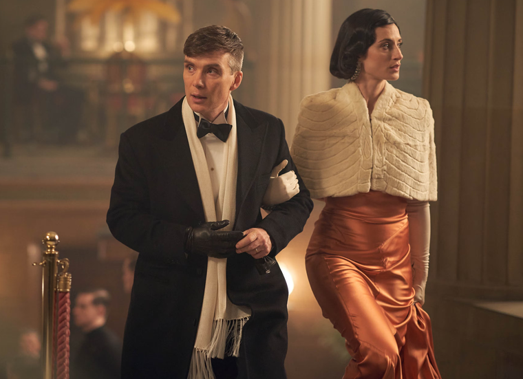 Tommy comienza a infiltrarse en los círculos del fascismo británico. Tommy comienza a infiltrarse en los círculos del fascismo británico. 