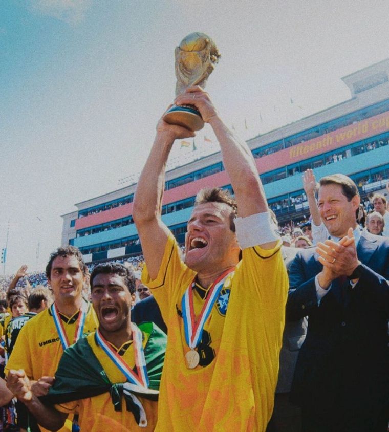 Este documental original de Netflix, que cierra la trilogía sobre fútbol brasileño, repasa el trayecto de Brasil en la Copa Mundial de 1994. Este documental original de Netflix, que cierra la trilogía sobre fútbol brasileño, repasa el trayecto de Brasil en la Copa Mundial de 1994.