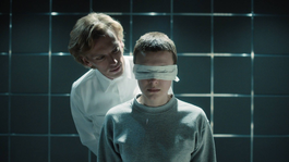 Jamie Campbell Bower y Millie Bobby Brown en la cuarta temporada de Stranger Things. Jamie Campbell Bower y Millie Bobby Brown en la cuarta temporada de Stranger Things.