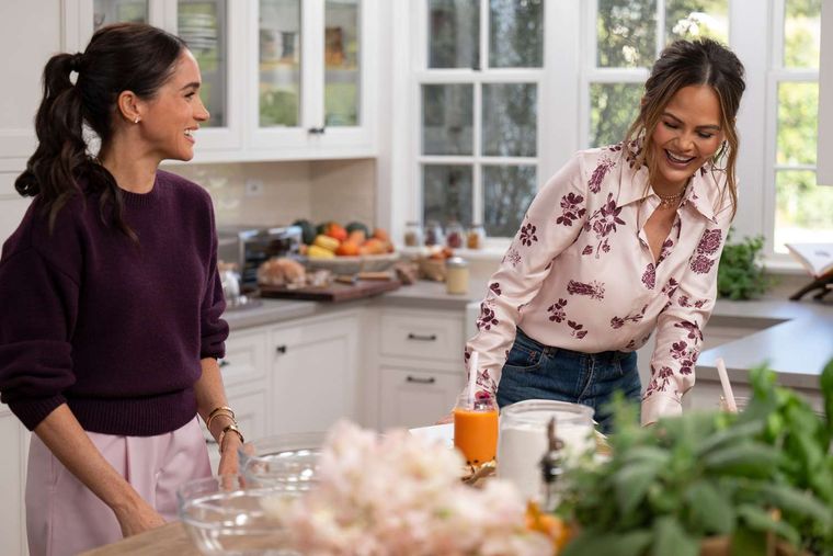 La modelo y presentadora Chrissy Teigen tendrá una participación especial en uno de los episodios de la segunda temporada, que busca acercar, aún más, a Meghan Markle al público. La modelo y presentadora Chrissy Teigen tendrá una participación especial en uno de los episodios de la segunda temporada, que busca acercar, aún más, a Meghan Markle al público.