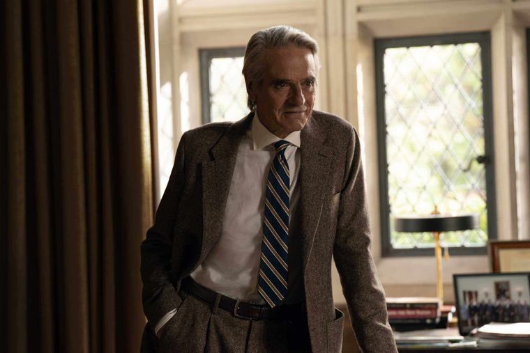 Tras reunirse con el equipo creativo del show y entender de qué iba su personaje, Jeremy Irons aceptó de inmediato la propuesta.