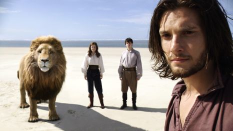Aslan, los hermanos Lucy y Edmund Pevensie, junto al Príncipe Caspian en Las crónicas de Narnia: La travesía del viajero del alba (2010)