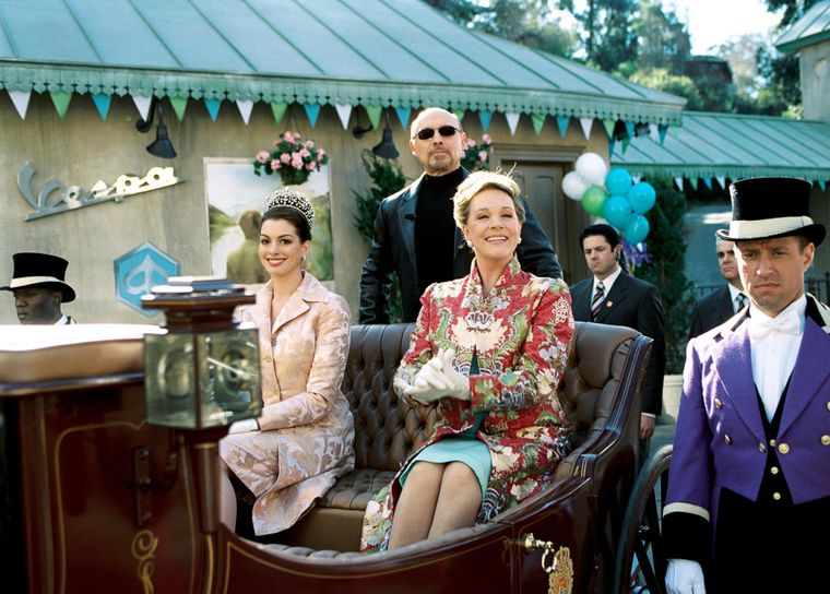 Anne Hathaway, Julie Andrews y Hector Elizondo en El Diario de la Princesa 2.