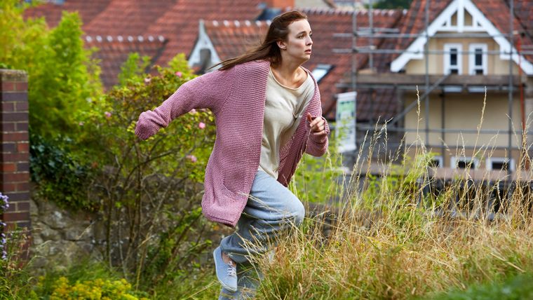 Protagonizada por Jodie Comer, la miniserie se centra en una joven que logra escapar luego de haber permanecido trece años secuestrada en una casa aparentemente común. Protagonizada por Jodie Comer, la miniserie se centra en una joven que logra escapar luego de haber permanecido trece años secuestrada en una casa aparentemente común.
