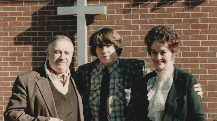 Ed y Lorraine Warren junto a David Glatzer, el joven exorcizado en la década de los 80. Ed y Lorraine Warren junto a David Glatzer, el joven exorcizado en la década de los 80.