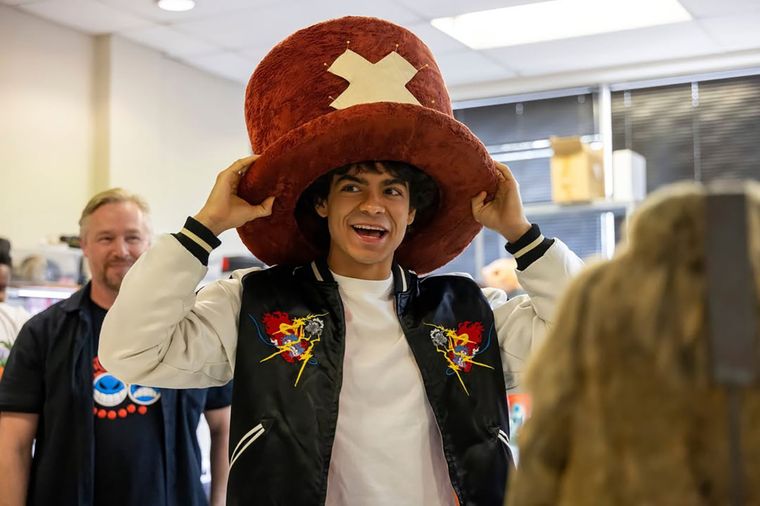 Iñaki Godoy el Luffy del live action de One Piece con el sobrero de Choper. Iñaki Godoy el Luffy del live action de One Piece con el sobrero de Choper.