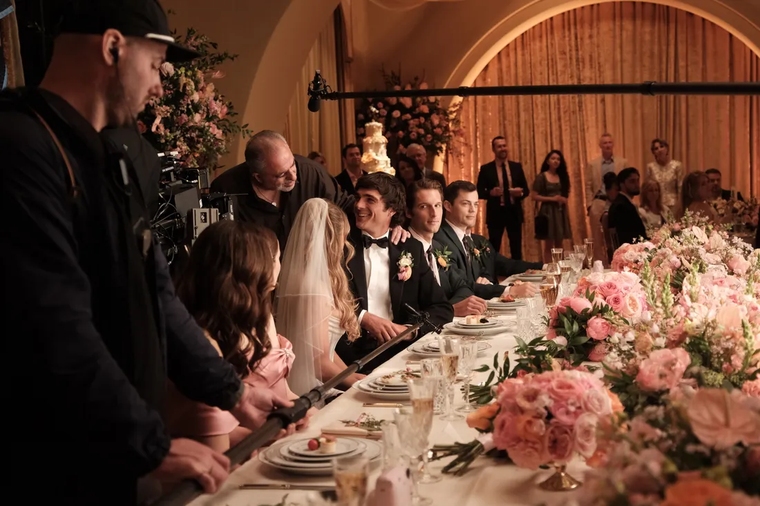 Los especialistas en maquillaje prostético de Vincent Van Dyke Studios estuvieron detrás de los maquillajes de Jacob Elordi y Sydney Sweeney en el antes, durante y después de la emboscada. Los especialistas en maquillaje prostético de Vincent Van Dyke Studios estuvieron detrás de los maquillajes de Jacob Elordi y Sydney Sweeney en el antes, durante y después de la emboscada.