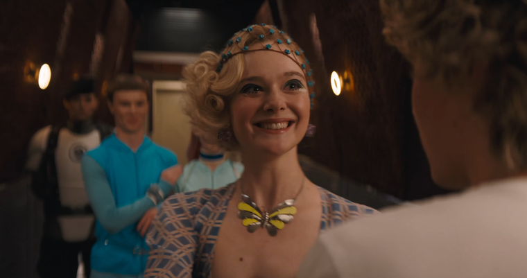 Elle Fanning interpreta a Effie Trinket. Elle Fanning interpreta a Effie Trinket.
