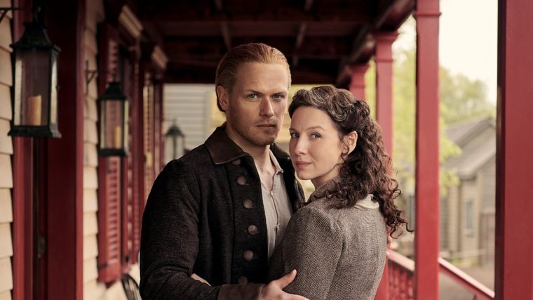 Sam Heughan y Caitríona Balfe como Jamie y Claire