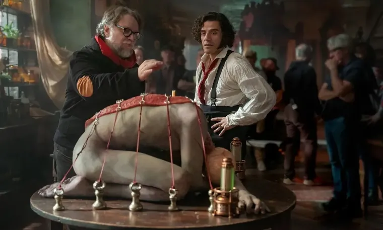 Guillermo del Toro compar&oacute; el final del rodaje de Frankenstein con la "depresi&oacute;n postparto", generando pol&eacute;mica en las redes.