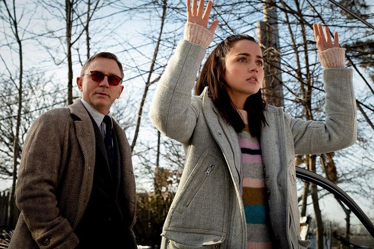 Las tres películas de Knives Out siguen la misma fórmula distintiva. Las tres películas de Knives Out siguen la misma fórmula distintiva.