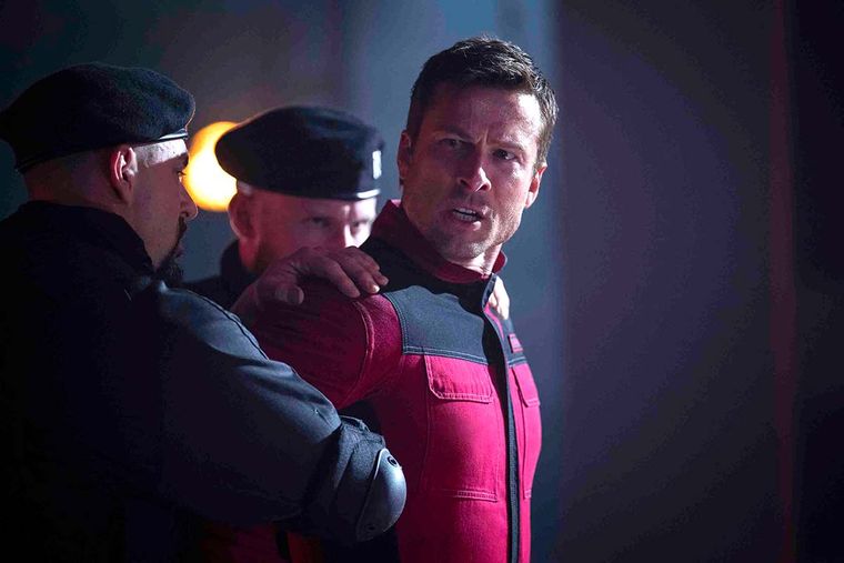 La nueva película con Glen Powell ha demostrado ser más fiel al libro La nueva película con Glen Powell ha demostrado ser más fiel al libro