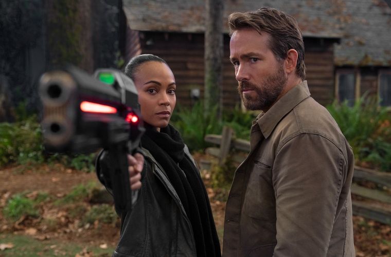 Zoe Saldaña y Ryan Reynolds, dos de las estrellas de Marvel en The Adam Project.