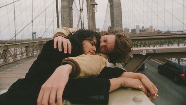 Courtney Eaton y Lukas Gage protagonizan La línea borrosa del amor. Courtney Eaton y Lukas Gage protagonizan La línea borrosa del amor.