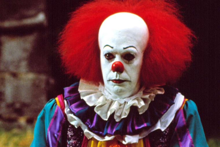 Tim Curry como el temible Pennywise Tim Curry como el temible Pennywise