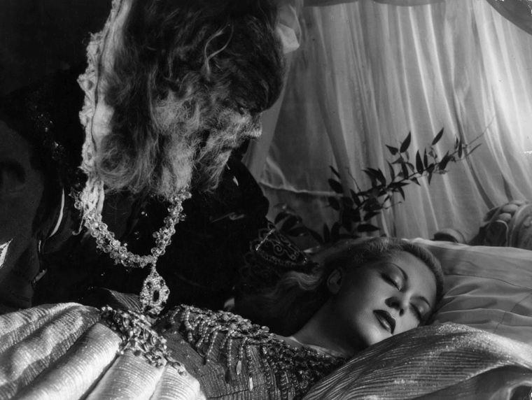 Esta película francesa es una de las varias adaptaciones que se hicieron de La bella y la bestia Esta película francesa es una de las varias adaptaciones que se hicieron de La bella y la bestia