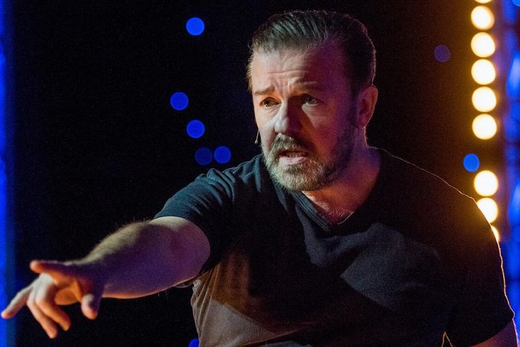 El comediante británico, Ricky Gervais, en su nuevo especial de Stand-Up