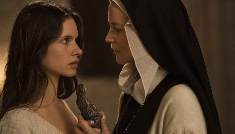 Virginie Efira protagoniza la provocadora película de Verhoeven