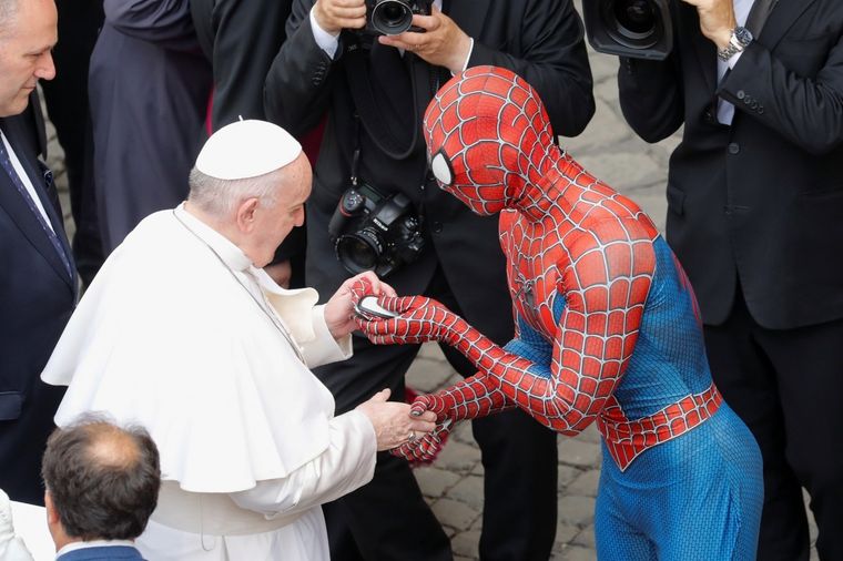Spidey fue felicitado por el Papa por su gran trabajo con los más chicos