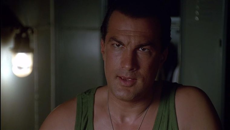 Nunca subestimen a un cocinero, menos si es Steven Seagal. Nunca subestimen a un cocinero, menos si es Steven Seagal.