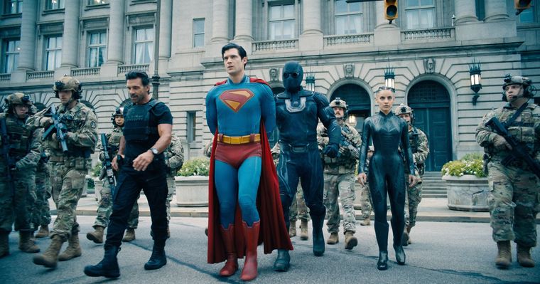 Superman siendo detenido por las autoridades de EEUU.