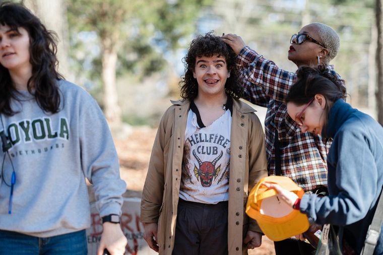 Gaten Matarazzo se prepara para una escena. Gaten Matarazzo se prepara para una escena.