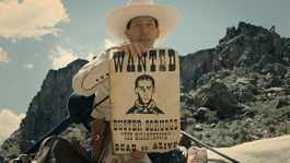 Tim Blake Nelson abre la historia y oficia de narrador de esta fantástica producción