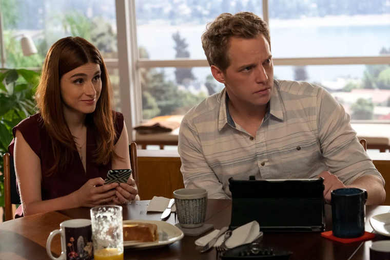 Dos personas emocionalmente caóticas intentando amar sin destruirse en el intento. Dos personas emocionalmente caóticas intentando amar sin destruirse en el intento.