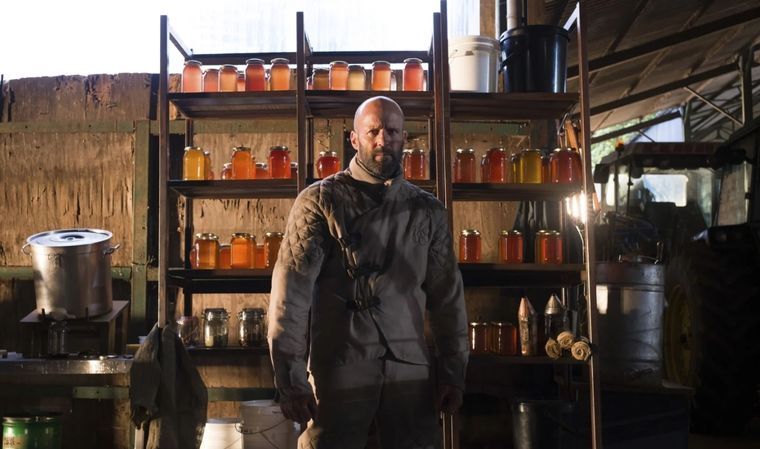Jason Statham es una máquina de golpear malos en The Beekeeper Jason Statham es una máquina de golpear malos en The Beekeeper