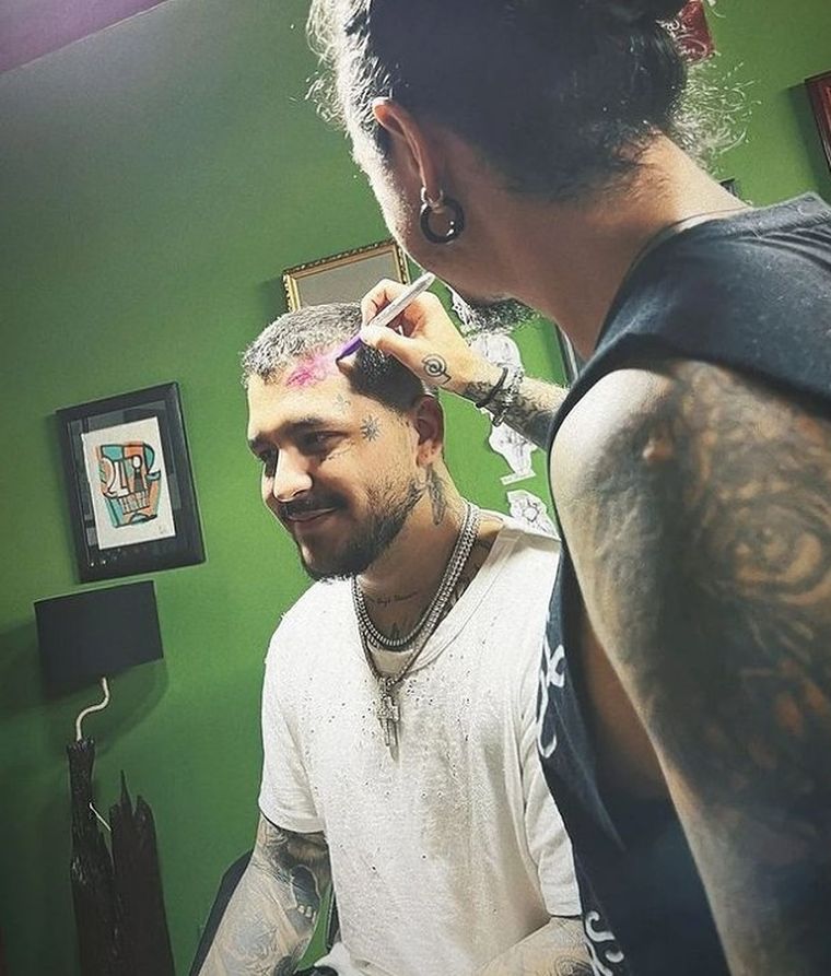 Christian Nodal se borró todos los tatuajes que tenía en honor a Belinda.