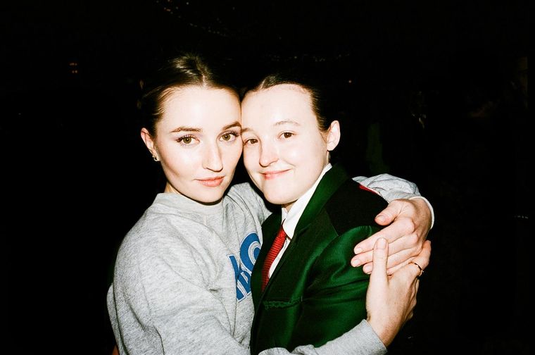 Kaitlyn Dever junto a Bella Ramsey Kaitlyn Dever junto a Bella Ramsey