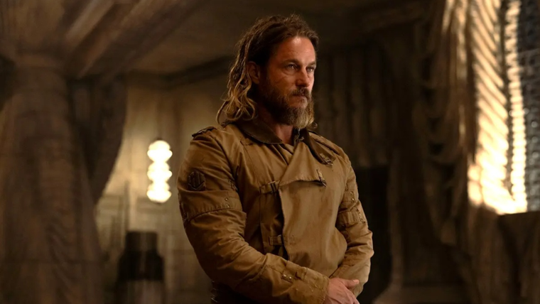 Travis Fimmel interpreta a Desmond Hart