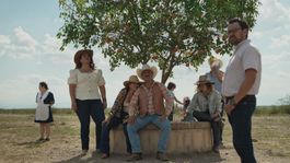 Disponible en Prime Video, El norte sobre el vacío sigue a Rosa, la empleada de un hombre que pondrá en riesgo su vida por salvar su rancho de una amenaza. Disponible en Prime Video, El norte sobre el vacío sigue a Rosa, la empleada de un hombre que pondrá en riesgo su vida por salvar su rancho de una amenaza.