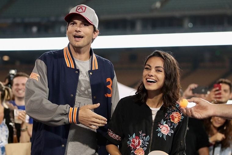 Ashton Kutcher y Mila Kunis realizaron polémicas declaraciones sobre su limpieza personal.