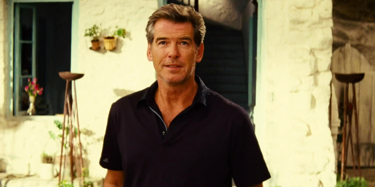 Pierce Brosnan interpretó a Sam, uno de los posibles padres de Sophie, en Mamma Mia 1. Pierce Brosnan interpretó a Sam, uno de los posibles padres de Sophie, en Mamma Mia 1.
