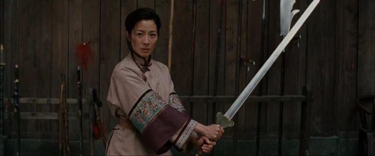 El-tigre-y-el-dragón-michelle-yeoh-sword